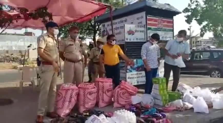 जयपुर: पलायन कर रहे लोगों को मुहैया करवाई जा रही मदद, ट्रांसपोर्ट नगर में एसीपी ने अपने हाथ से मजदूरों को पहनाई चप्पल #एसीपी