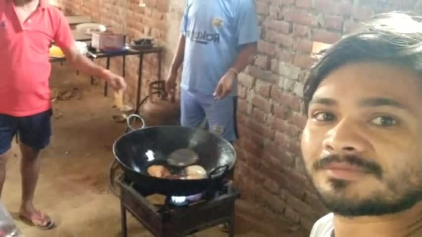 नबीनगर: ﻿#newsforyou नवीनगर थाना के ग्राम कोईरिडीह﻿ में मजदूर प्रवासियों के लिए किया गया भोजन का प्रबंध