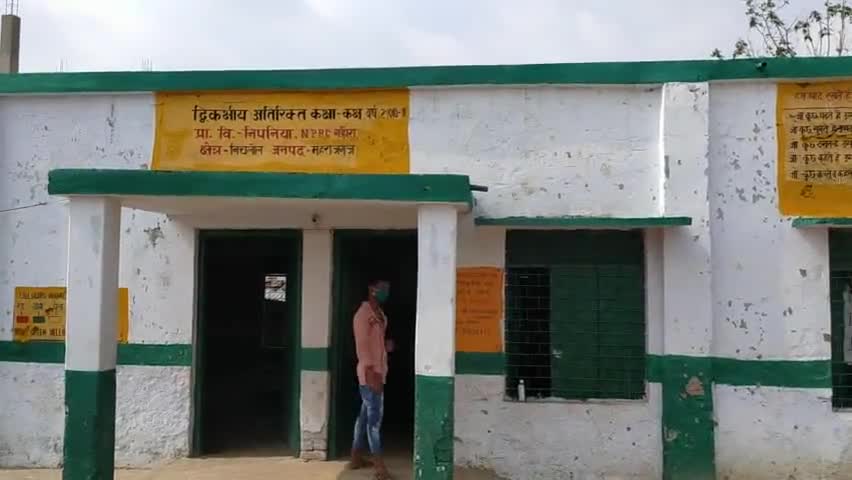 निचलौल: #जलालपुर से  #महराजगंज #निचलौल बिकास खंड अंतर्गत ग्राम #निपनिया 300  किलोमीटर 2 दिन  #साईकिल चला पहुचा अपने गांव