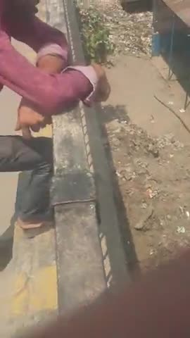 मुरादाबाद: नगर निगम की वज़ह से नाले में गिरी बाइक निकलते सफाईकर्मी ﻿#nagarnigam #lockdown_india