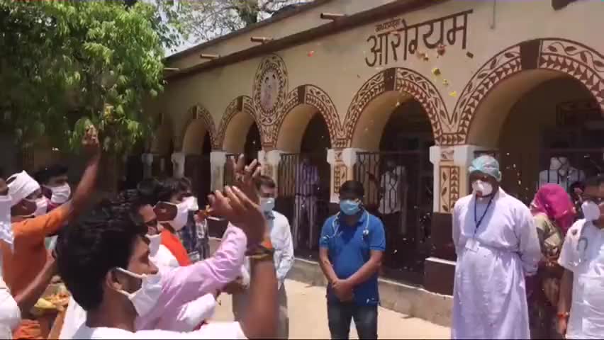 राजनगर: #राजनगर में भाजपा नेता अरुण उपाध्याय ने कोरोना योद्धाओं का पुष्प वर्षा करके सम्मान किया इसमें सतेंद्र दुबे, शिवमसोनी रहै