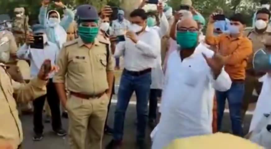 बसें अंदर न जाएं इसलिए सीएम योगी जी ने पुलिस लगा दी है।
श्रमिकों को परेशान कर रहे हैं योगी।
#आदित्यनाथ_का_अत्याचार