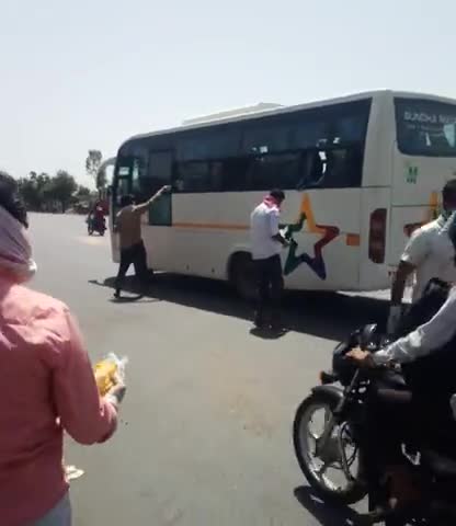 सिकराय: बालाजी मंदिर समिति मानपुर की ओर से मजदूर प्रवासियों को भोजन वितरित करती हुई टीम मानपुर#लॉकडाउन_4 #कोरोना