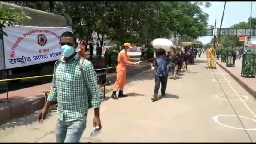 गाज़ियाबाद: अपने घर जा रहे प्रवासी मजदूरों को एनडीआरएफ द्वारा बांटे गए फूड पैकेट #लॉकडाउन #एनडीआरएफ