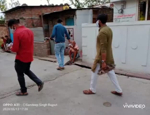 शुजालपुर: #we care हमे परवाह है  संस्था #शुजालपुर ने फ्रीगंज में मास्क वितरित किये