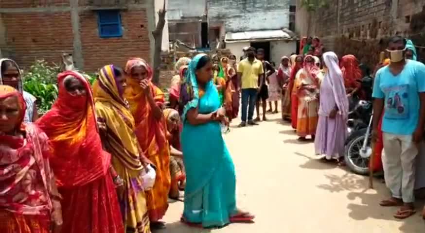आरा: लॉकडाउन के दौरान गरीब व असहाय लोगों के बीच पूर्व मुखिया राजेश्वर ने किया अनाज का वितरण #पूर्व_मुखिया