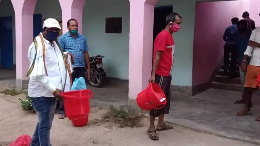 प्रवासी मज़दूरों की बढ़ती संख्या को देखते हुए शिवनगर मध्य विद्यालय को बनाया गया क्वारेंटाइन सेंटर #लॉकडाउन #क्वारेंटाइन