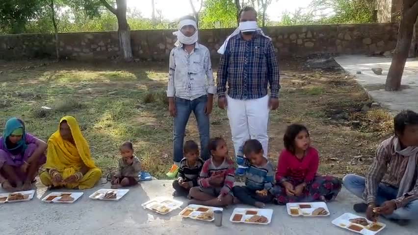 #तालेड़ा में हमारे द्वारा रुकवाए गए पैदल प्रवासी श्रमिको एवं बच्चो को भोजन कराने का सौभाग्य प्राप्त हुआ ।