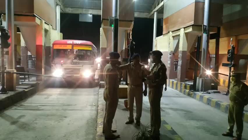 कौंच: पिरौना में जालौन-झांसी बॉर्डर व पुलिस चौकी पर डीआईजी ने परखीं व्यवस्थाएं, टोल प्लाजा का किया निरीक्षण #डीआईजी #निरीक्षण