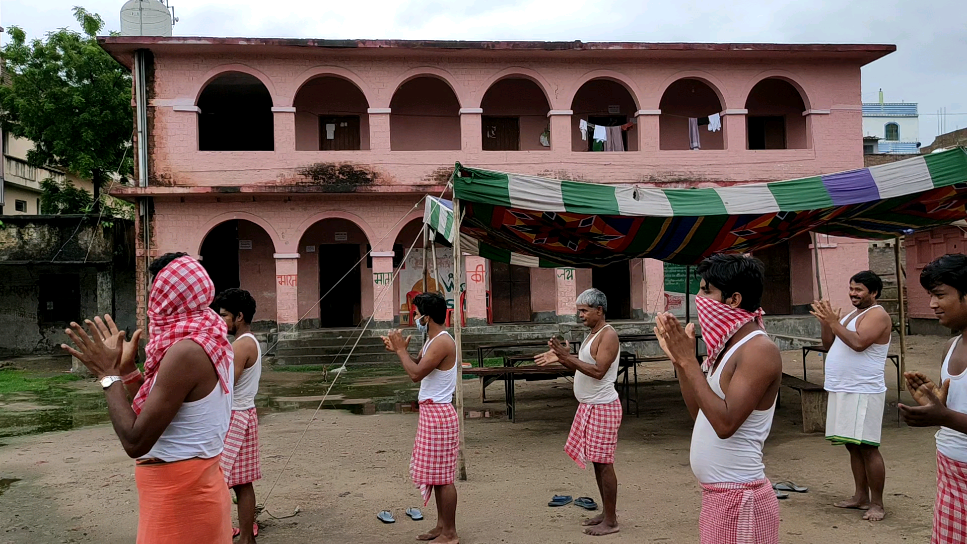 महनार: महनार बाजार मिडिल स्कूल में मजदूर करंट टाइम सेंटर में योगा में फिटनेस करते हुए पूरा स्वास्थ्य नजर आ रहे हैं#shambhu