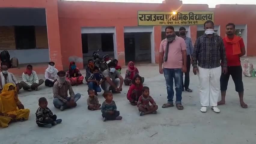 #तालेड़ा में हमारे द्वारा रुकवाए गए मध्यप्रदेश के पैदल श्रमिक सहित 8 बच्चो को निजी वाहन से घर भेजते हुए ।