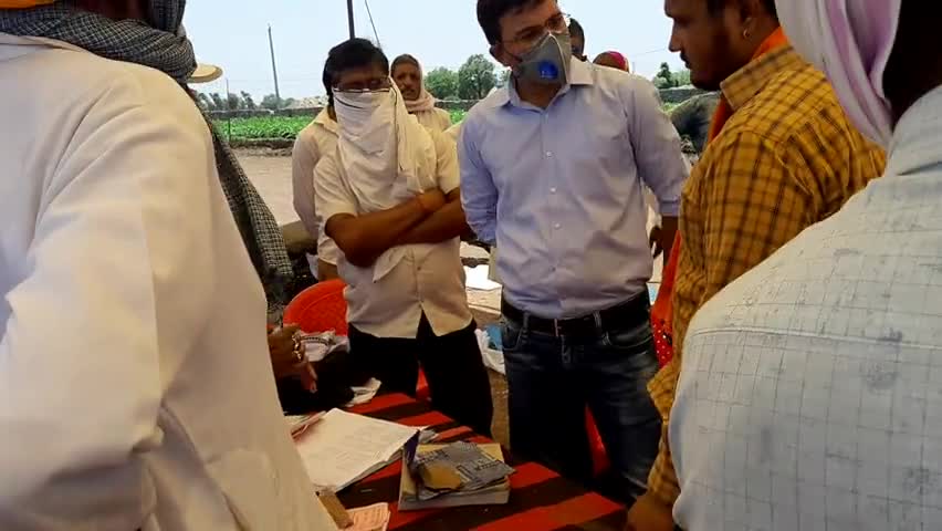 #तालेड़ा स्थित राजफैड के सरकारी गेहुँ खरीद केंद्र पर ठेकेदार द्वारा की जा रही अवैध वसूली को रोकने के लिये SDM को घेरा