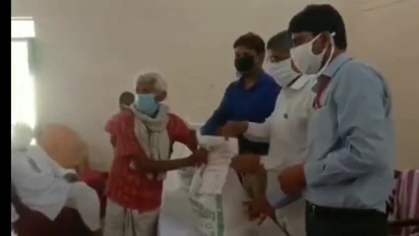 भीटी: भीटी में बैंक शाखा प्रबंधक ने अति गरीब जनों को वितरित की  राशन किट #राशन_किट