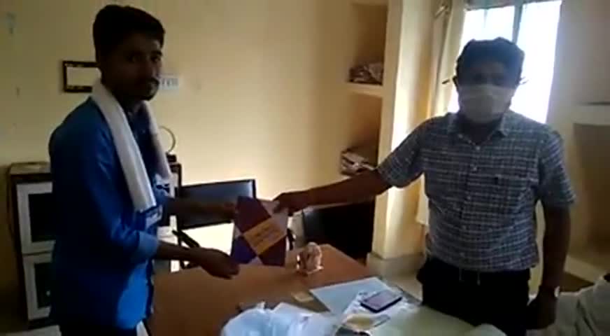 जयनगर: मधुबनी के जिला सूचना एवं जनसंपर्क पदाधिकारी शैलेन्द्र कुमार को स्मारिका प्रत्यंचा देते हुए पत्रकार सुभाष सिंह यादव #DPRO