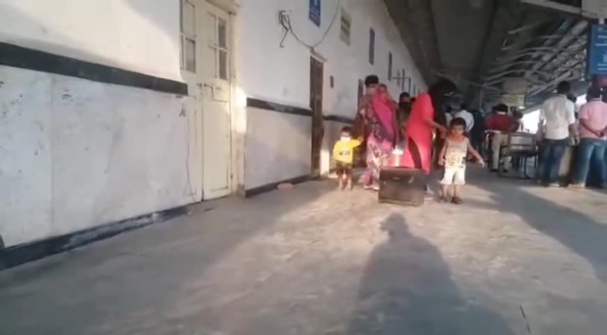 भदोही: गुजरात के राजकोट से रेलवे स्टेशन पहुंची श्रमिक स्पेशल ट्रेन, बसों से भेजे जा रहे अपने तहसील क्षेत्र #श्रमिक_स्पेशल_ट्रेन