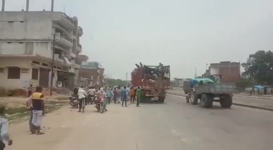 औराई: माधोसिंह में क्षेत्रवासियों ने हाईवे से जा रहे प्रवासी मजदूरों को खाद्य सामग्री व पेयजल करवाया उपलब्ध #राहत_सामग्री