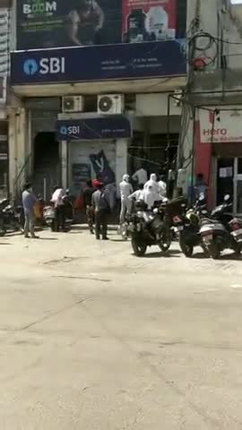 सोनीपत: बहालगढ़ गांव में SBI Bank के बाहर खाता धारकों से कराया गया सोशल डिस्टेंसिंग का पालन #लॉकडाउन #social_distancing #बहालगढ़
