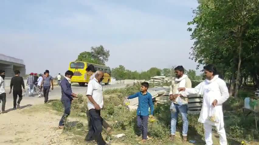 तुलसीपुर: #पचपेड़वा JBS की टीम लगातार 11 वें दिन फल बिसकुट पानी देकर करती रही है #मजबूर मजदूरों की मदद
#लॉकडाउन #कोरोना_वायरस