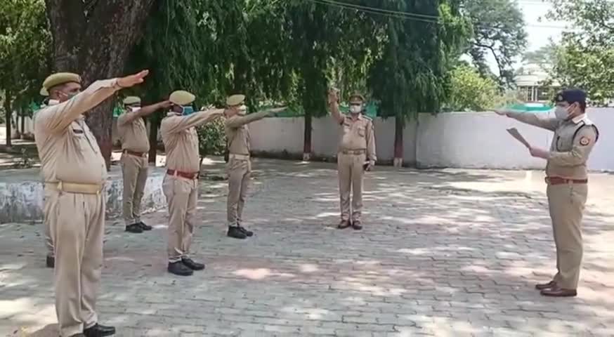गोंडा: पुलिस अधीक्षक ने आतंकवाद विरोधी दिवस पर पुलिसकर्मियों को दिलाई शपथ #आतंकवाद_विरोधी_दिवस #एसपी