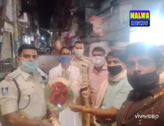 आगर: आगर के नवागत #पुलिस थाना प्रभारी श्री हितेश पाटिल का स्वागत #सरकार बाड़ा चौराहे पर किया गया ﻿#भाजपा #व्यापारी #प्रकोष्ठ