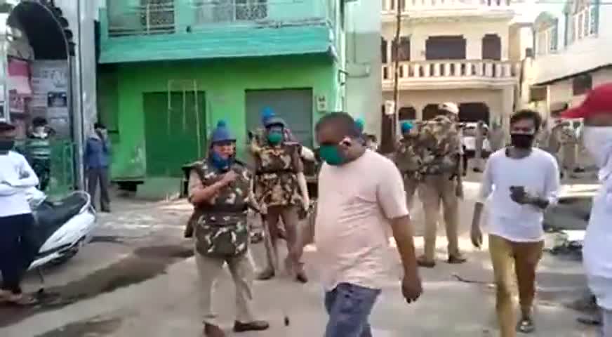 आगरा: #lockdown4 क्षेत्राधिकारी_लोहामंडी द्वारा फ्लैग मार्च कर क्षेत्रीय नागरिकों से घरों में ही नमाज अदा करने की अपील की गई।