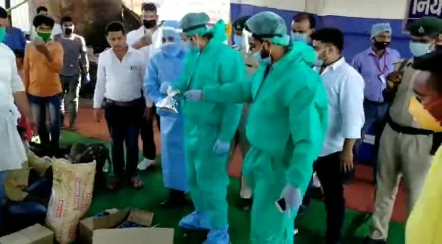 पटना ग्रामीण: पटना सिटी के जीरो माइल पहुंचे तेज प्रताप ने प्रवासी मजदुरों से जाना हाल, भोजन का किया वितरण #तेज_प्रताप #राजद