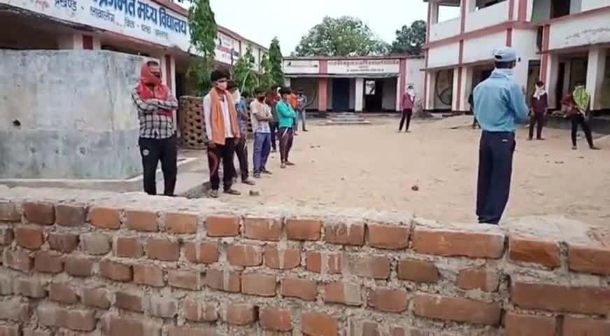 चतरा: #अन्य राज्यों से आयें प्रवासी मजदूरों, को,﻿@ स्थानीय शिक्षक द्वारा सोशल डिस्टेंस सिंह का पालन करने का निर्देश दिया गया।