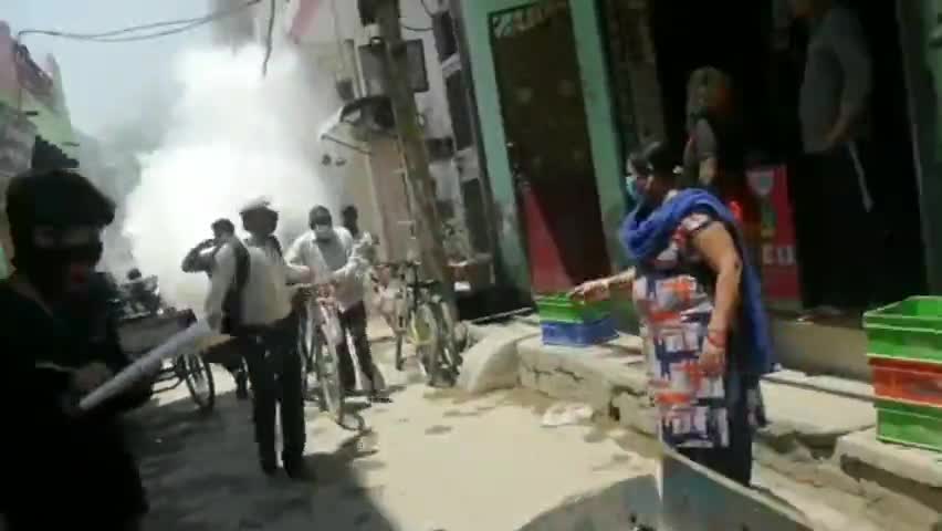 सिविल लाइन्स: राधा विहार में उत्तरी दिल्ली नगर निगम द्वारा फॉगिंग वह एंटी मलेरिया दवाई का किया गया छिड़काव #फॉगिंग #एंटी_मलेरिया