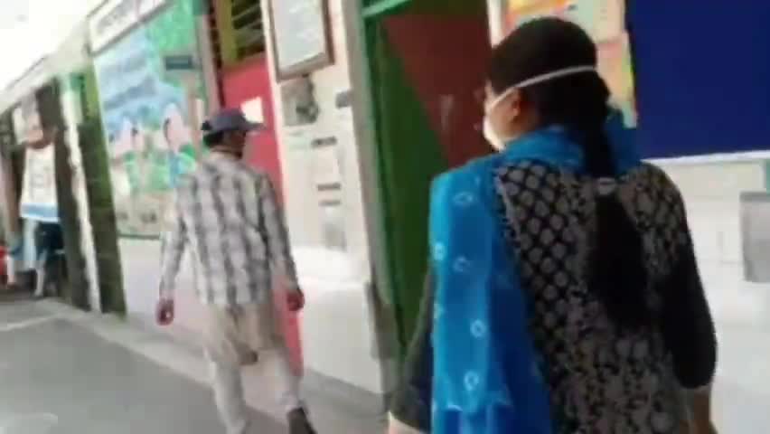 सिविल लाइन्स: तिमारपुर प्रतिभा विद्यालय नेहरु कुटिया में दिल्ली सरकार द्वारा किया जा रहा भोजन का वितरण #राहत_सामग्री