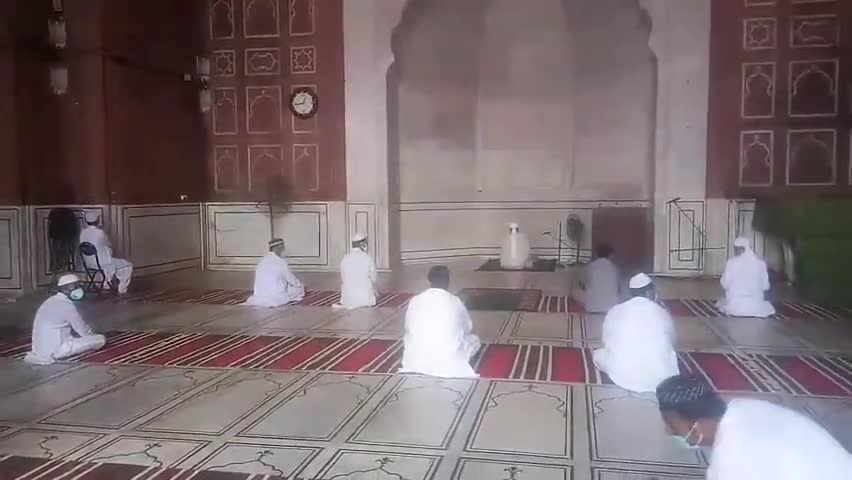 दरियागंज: जामा मस्जिद में अलविदा जुम्मे की नमाज की तैयारी, सोशल डिस्टेंसिंग के साथ खादिम ने अदा की नमाज #नमाज #सोशल_डिस्टेंस