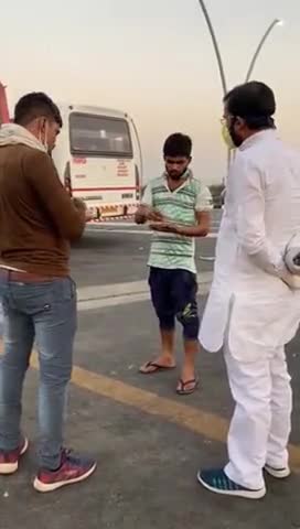 करहल: प्रसपा प्रबुद्ध महासभा के प्रदेश अध्यक्ष किशन दुबे ने एक्सप्रेस वे पर प्रवासी मजदूरों को वितरित किया भोजन #प्रसपा
