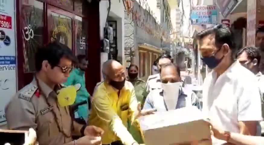 कालका: व्यापार मंडल की ओर से ड्यूटी पर तैनात पुलिस कर्मियों के लिए एसीपी रमेश गुलिया को सौंपे गए बिस्किट के डिब्बे #एसीपी