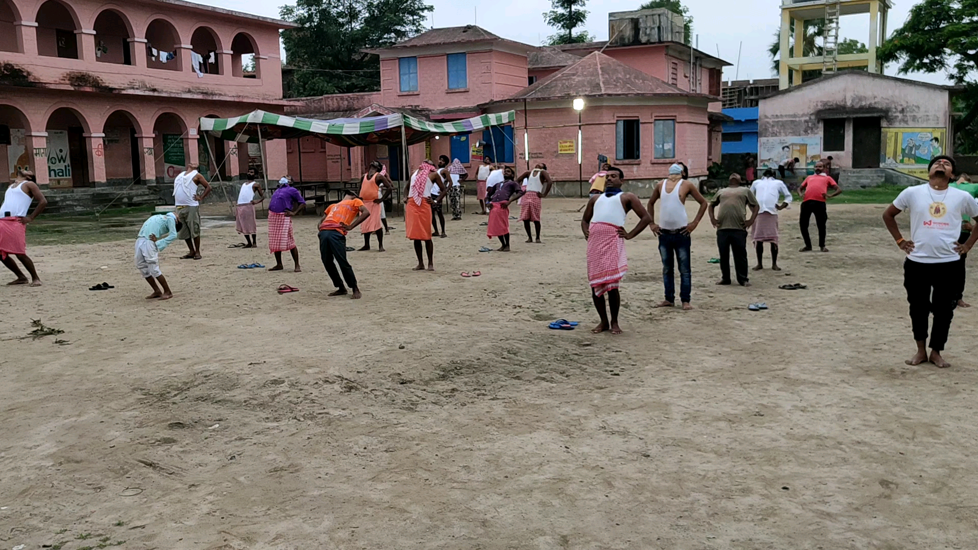 महनार: महनार बाजार में मिडिल स्कूल में योगा करते हुए मजदूर उत्साहित अपने आपको बेमिसाल पेश किया है#योगा