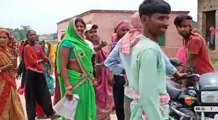 जयनगर: #जयनगर के कोरहिया पंचायत में चल रहे मनरेगा कार्यो में अनिमियता को लेकर मजदूरों का हंगामा ,मजदूर उतरे सड़क पर ।
#suresh
