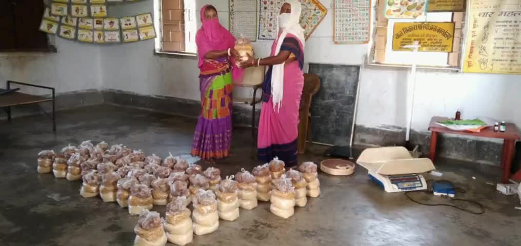 गोलमुरी-सह-जुगसलाई: जिले के आंगनबाड़ी केंद्रों के जरिए जिला प्रशासन लोगों को बांट रहा सूखा राशन #आंगनबाड़ी #कोरोना_वायरस