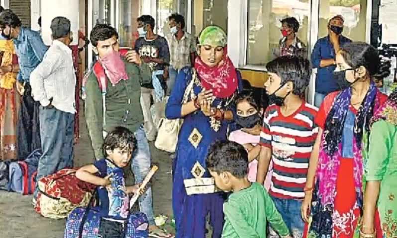 आगरा: ज़िले के आईएसबीटी बस स्टैंड से 400 प्रवासी मजदूरों को थर्मल स्क्रीनिंग के बाद सकुशल भेजा गया घर #परिवहन_विभाग #सीएम