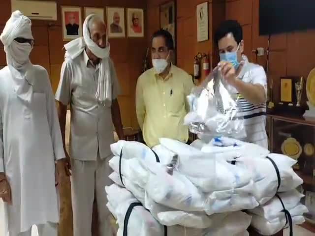 रोहतक: पीजीआई में कोरोना योद्धाओं के लिए समाजसेवियों ने दान की पीपीई किट #कोरोना_योद्घा #पीपीई_किट
