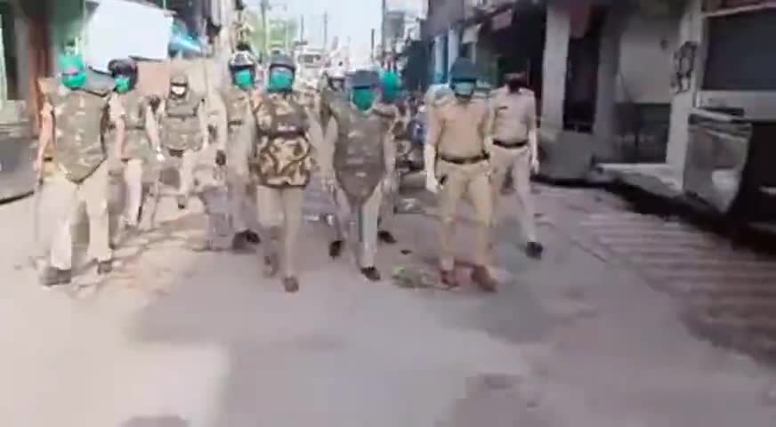 आगरा: #Lockdown4 को दृष्टिगत रखते हुए #थाना_नाई_की_मंडी पुलिस टीम द्वारा किया गया फ्लैग मार्च।

#Shahnawazali