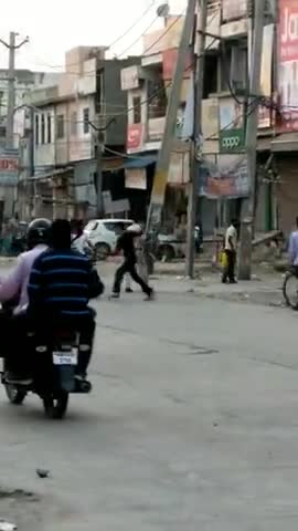 सोनीपत: #बहालगढ़ अड्डे पर लोगो द्वारा किया गया #लॉकडाउन के नियमो का उल्लंघन, पुलिस प्रशासन ने दिखाई सख्ती।
 #पुलिस #प्रशासन