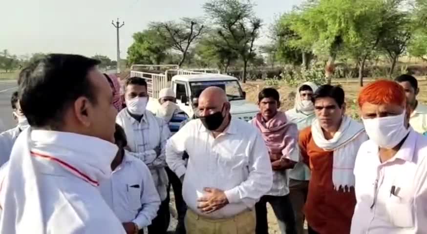 #डीडवाना में टिड्डी प्रभावित क्षेत्र का निरीक्षण कर कृषि मंत्री श्री लालचंद कटारिया जी से फ़ोन पर बात की।