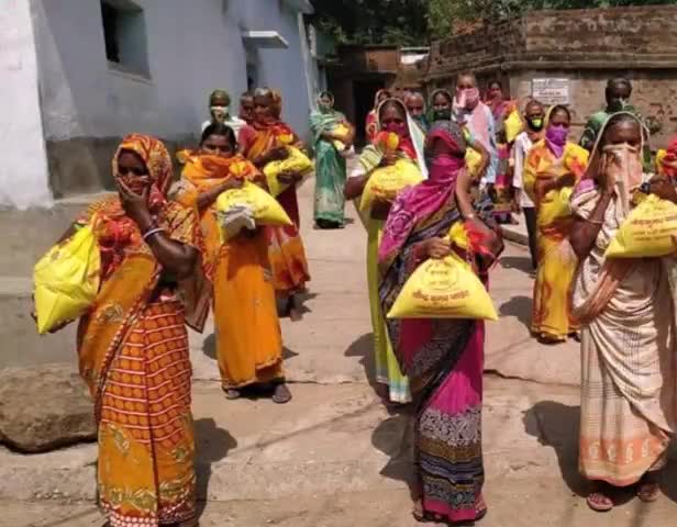 गोमिया: गोमिया में गिरिडीह के पूर्व सांसद ने कोरोना काल में किया ड्राई फूड का वितरण #पूर्व_सांसद #कोरोना_वायरस