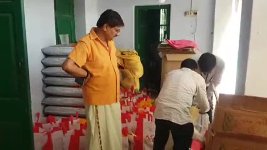धनबाद के विधायक श्री राज सिन्हा जी गरीबों के बीच अनाज वितरण कर रहे हैं..#feedtheneedy