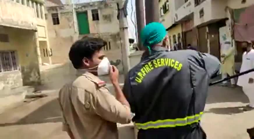 आगरा: Cvd19मुक्त बनाने की मुहिम में, विभिन्न स्थानों को # फायर_सर्विस टीम आगरा द्वारा सैनिटरीकृत किया गया। #IndiaFightsCOVID19