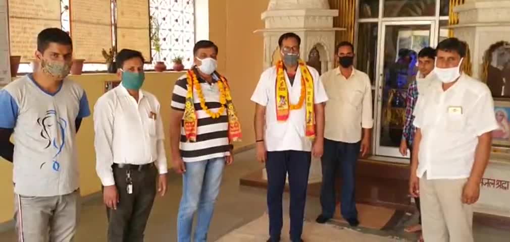 श्रीमाधोपुर: #कोरोना फाइटर्स डाक्टरों का किया सम्मान

#लॉकडाउन_4 #केसरिया हिन्दू वाहिनी
