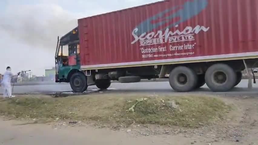 शिवसागर: राष्ट्रीय राजमार्ग NH2 पर शिवसागर मोड़ के समीप शॉर्ट सर्किट की वजह से गाड़ी में आग लग गई #शिवसागर