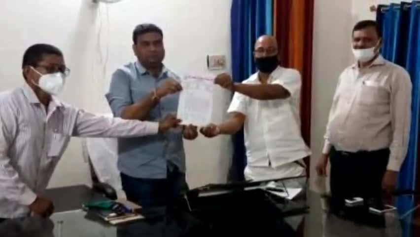 गाज़ीपुर: शिक्षकों ने बीएसए को सौंपा पत्रक, शासन के सामने रखी बीमा कवर की मांग #बीएसए #बीमा