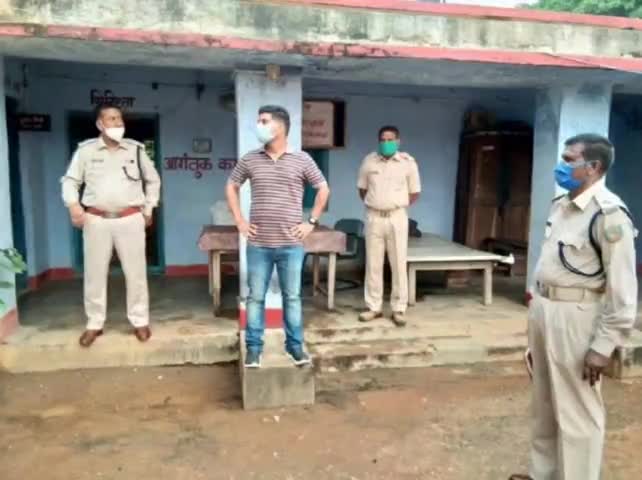 करौं: पुलीस अधीक्षक ने करौ थाने का किया औचक निरीक्षण, दिए आवश्यक दिशा-निर्देश #पुलिस_अधीक्षक