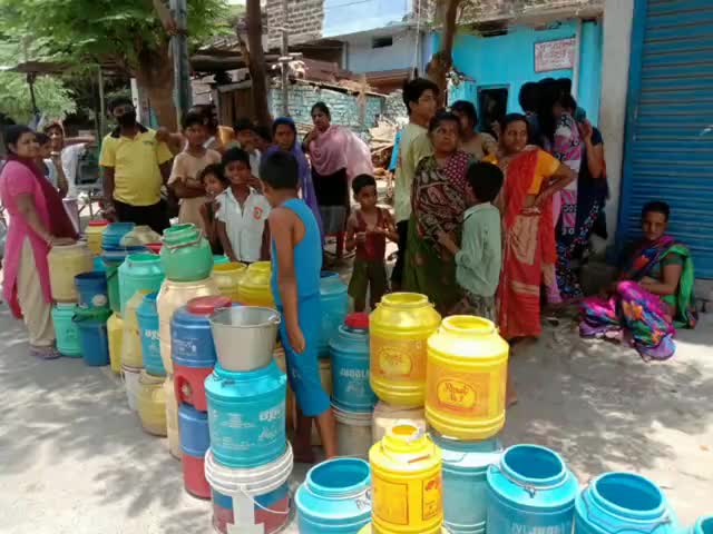 गया टाउन सीडी ब्लॉक: कड़ी धूप में पानी के लिए टैंकर आने का इंतजार करते हैं बागेश्वरी व बमबाबा आदि मोहल्लों के लोग #पेयजल_संकट