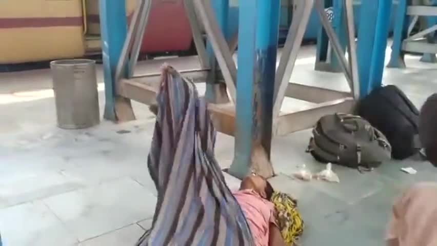मुजफ्फरपुर रेलवे स्टेशन पर  मारी हुई मां को उठाने की कोशिश करते हुए बच्चे... #मजदूर #गरीब #भूख