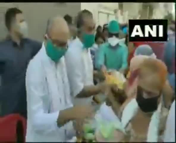 श्री मान बंटाढार जी का नया कारनामा ।




शोसल डिस्टेंसिंग को किया तार तार ... #कोरोन